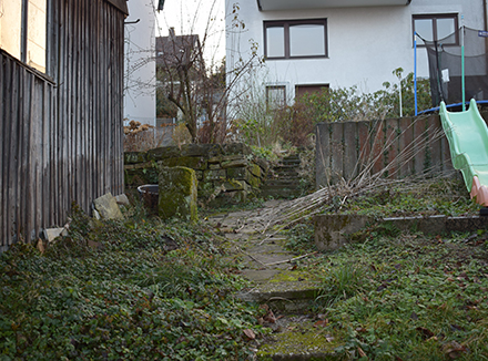 Bild zum Thema Garten am Hang - Bei einer Geländeneigung von 25% rollen Bälle nach unten