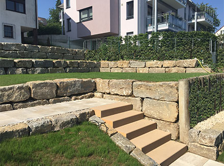 Der terrassierte Garten bietet nun viele Möglichkeiten, sei es zum Spielen oder auch zum Aufstellen von Gartenmöblen oder eines Liegestuhls