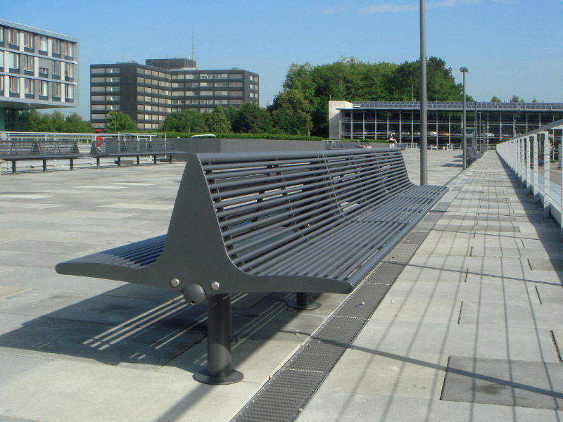 Blick auf die mit Magnumplatten belegte Promenade. Insgesamt wurden über 10.000 m2 Dachfläche begrünt oder mit Gehwegen belegt; dazu kam in etwa die gleiche Fläche auf natürlichem Boden.