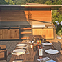 Mit einer Outdoorküche bleibt man mittendrin bei Familie und Freunden: kein lästiges hin und herlaufen zwischen Küche und Terrasse.