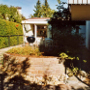 Früher: eine steinernde Terrasse; das Pflanzbeet wirkt nicht nur sehr massiv, es verdeckt auch mit der Bepflanzung unnötig den Blick in den Garten.