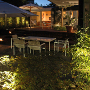Die Terrasse bei Dunkelheit. Die unaufdringliche Beleuchtung schafft eine faszinierende Atmosphäre und lässt die Terrasse zum erweiterten Wohnzimmer werden