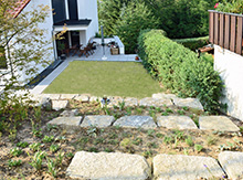 Gartenplanung in Gerlingen mit Sitzsteinen aus Muschelkalk