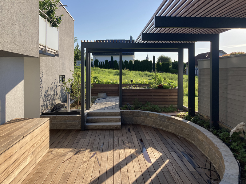 Gartenplanung in Heimsheim mit Holzterrasse und Stahl-Holz-Pergola