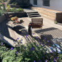 Die neue Holzterrasse unter der Pergola bietet nun eine tolle Aufenthaltsqualität