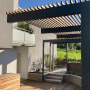 Die freitragende Pergola mit Holzauflage produziert durch den wechselnden Sonnenstand faszinierdende Schattenbilder - dadurch erscheint der Garten immer wieder anders.