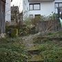 So sah der Garten vor dem Umbau aus: verwildert und für Familie und Kinder kaum nutzbar.
