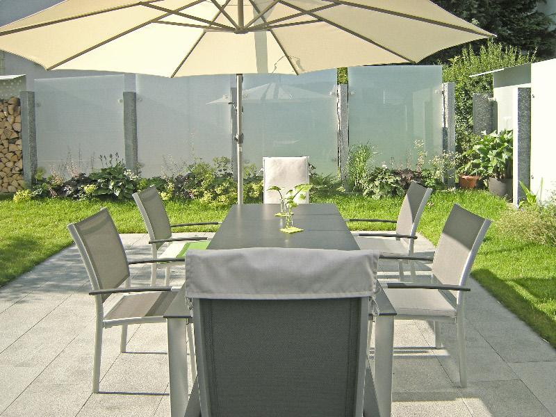 Gartenplanung in Leonberg-Warmbronn - Gartengestaltung mit Sichtschutz aus Glas