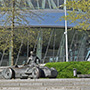Kunst vor dem Mercedes-Benz Museum, eingebettet in die Freianlagen