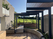 Gartenplanung in Heimsheim mit edler Holzterrasse und Pergola in Stahl-Holz